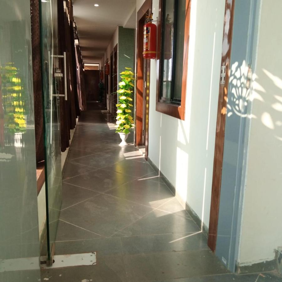 Hotel Mansarovar,วาโดดารา ภายนอก รูปภาพ