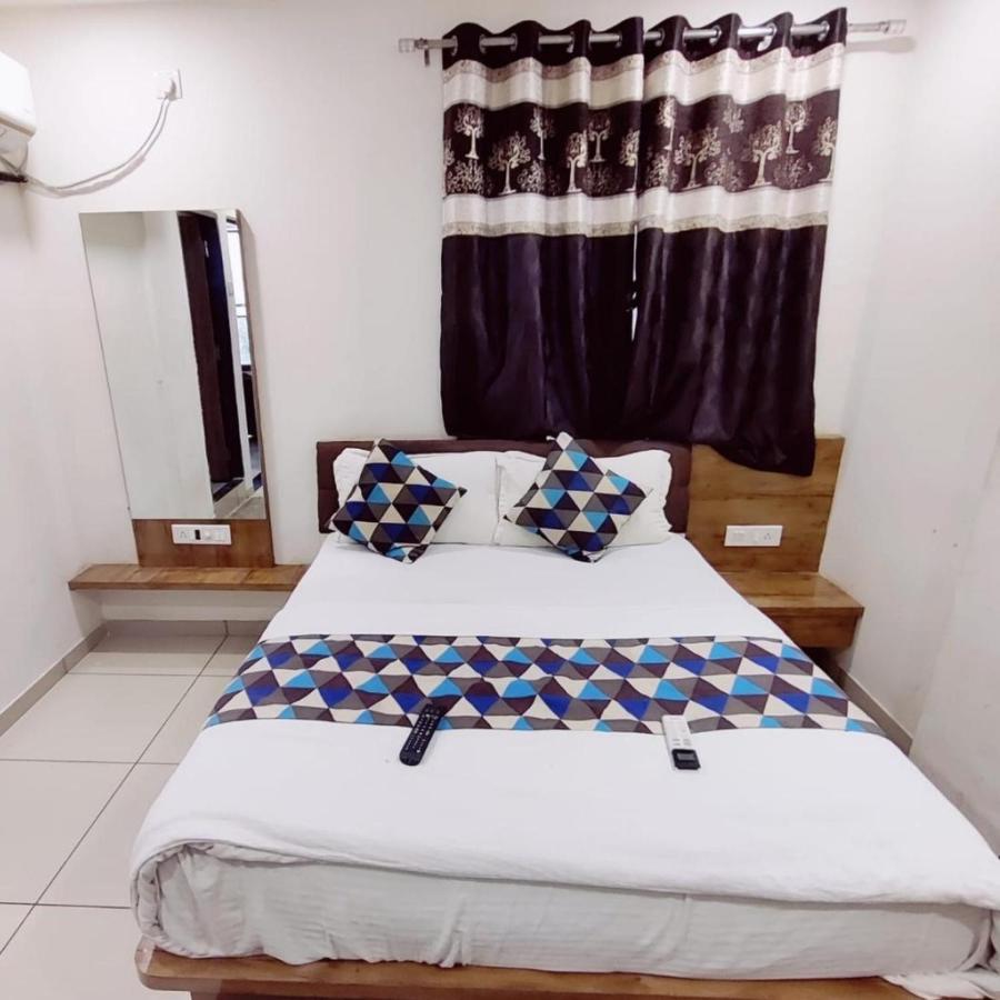 Hotel Mansarovar,วาโดดารา ภายนอก รูปภาพ