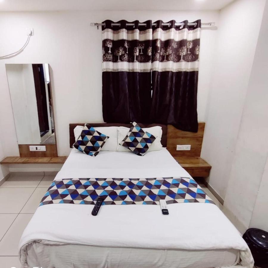 Hotel Mansarovar,วาโดดารา ภายนอก รูปภาพ