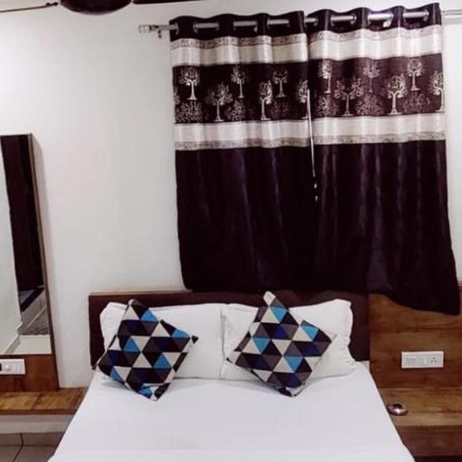 Hotel Mansarovar,วาโดดารา ภายนอก รูปภาพ