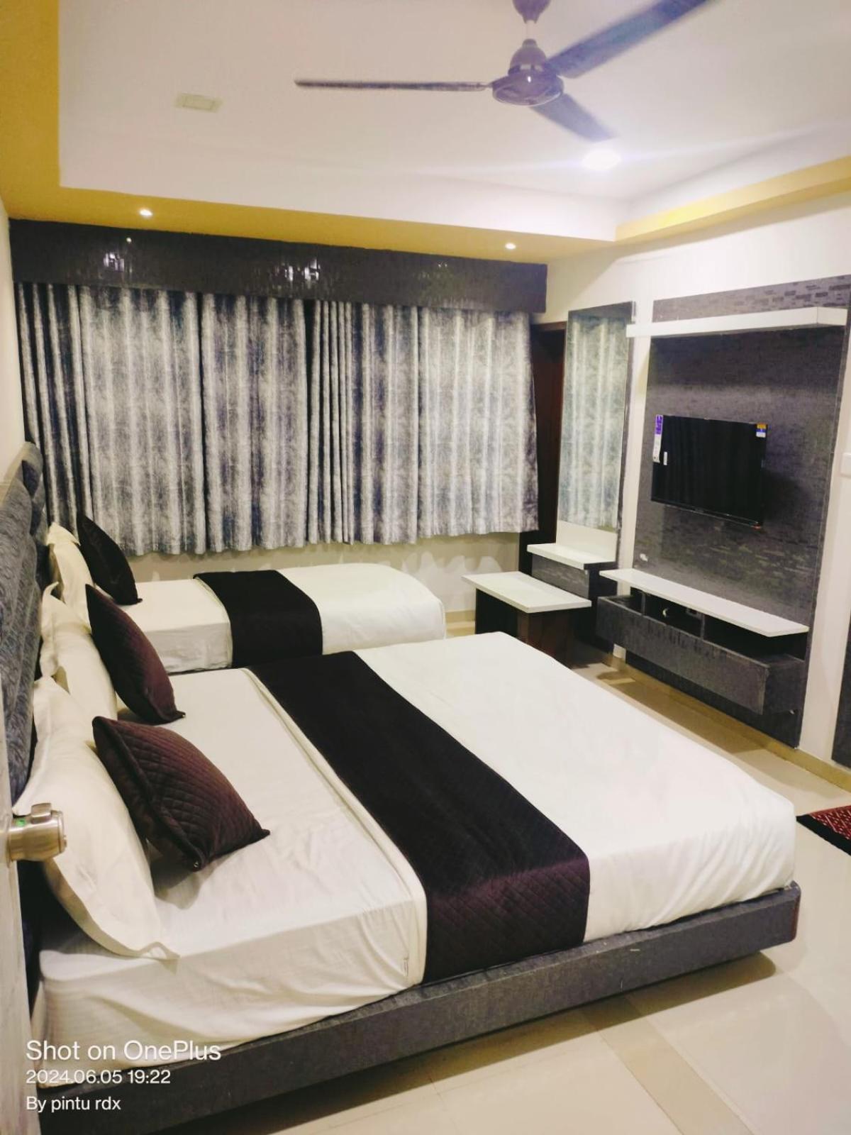Hotel Mansarovar,วาโดดารา ภายนอก รูปภาพ